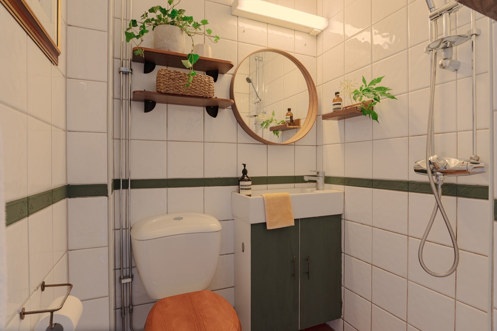 På badet finner du dusj, toalett og gode oppbevaringsmuligheter, alt i et stilrent uttrykk. Galleribilde
