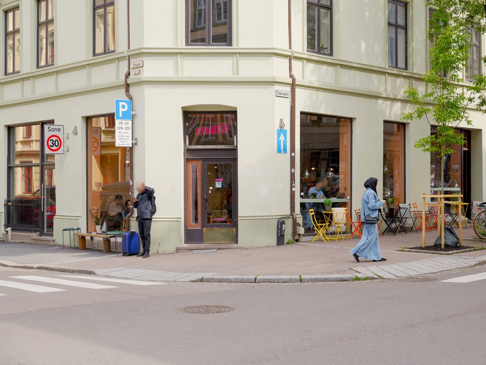 Her bor du meget sentralt, med "alt" av fasiliteter og servicetilbud i nærheten. Papegøye - en prisvinnende kaffe- og vinbar finner du like utenfor døren. Galleribilde
