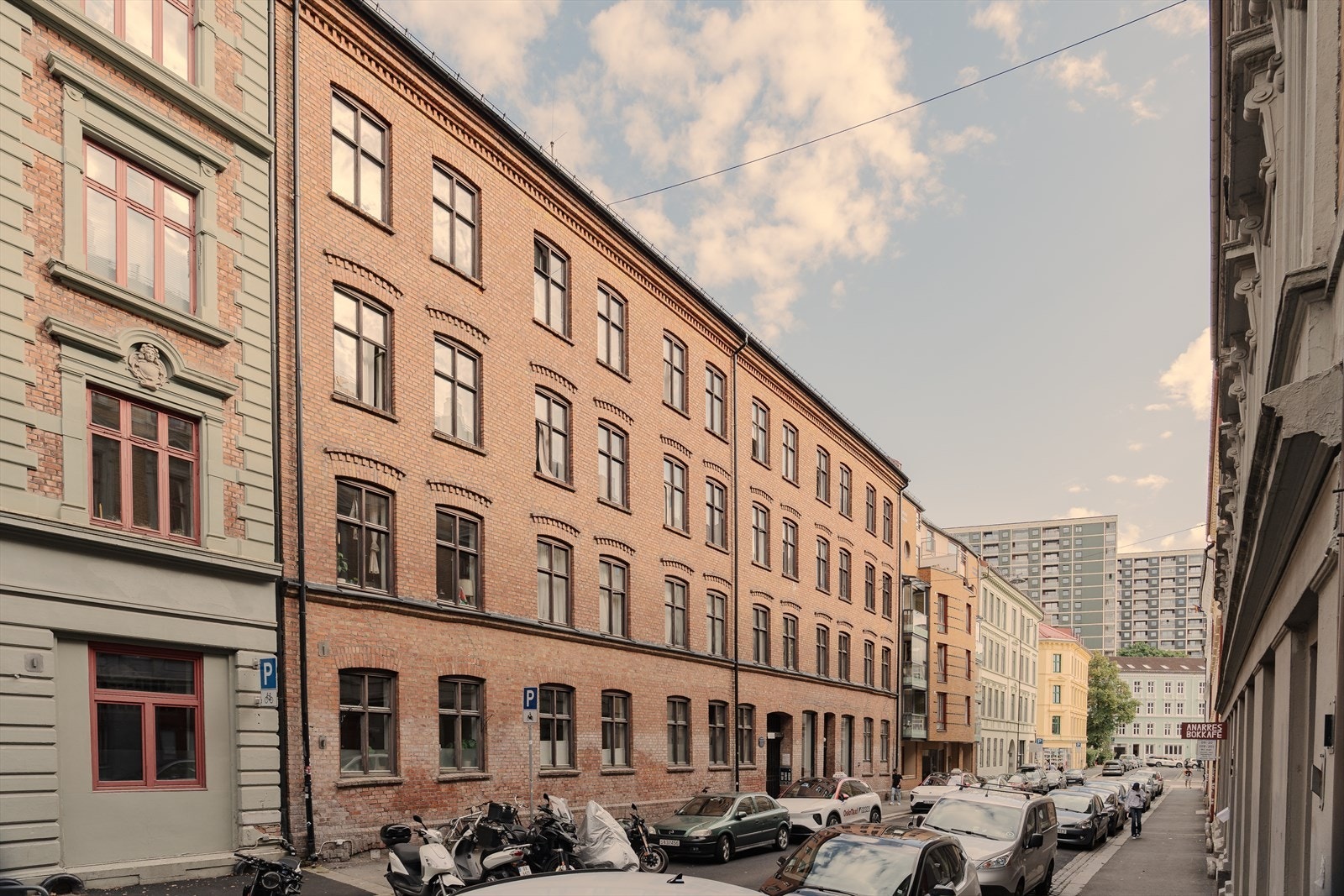 Beliggenheten er svært sentral, med butikker, kafeer og restauranter rett utenfor døren. Her bor du midt i byens pulserende liv. Galleribilde