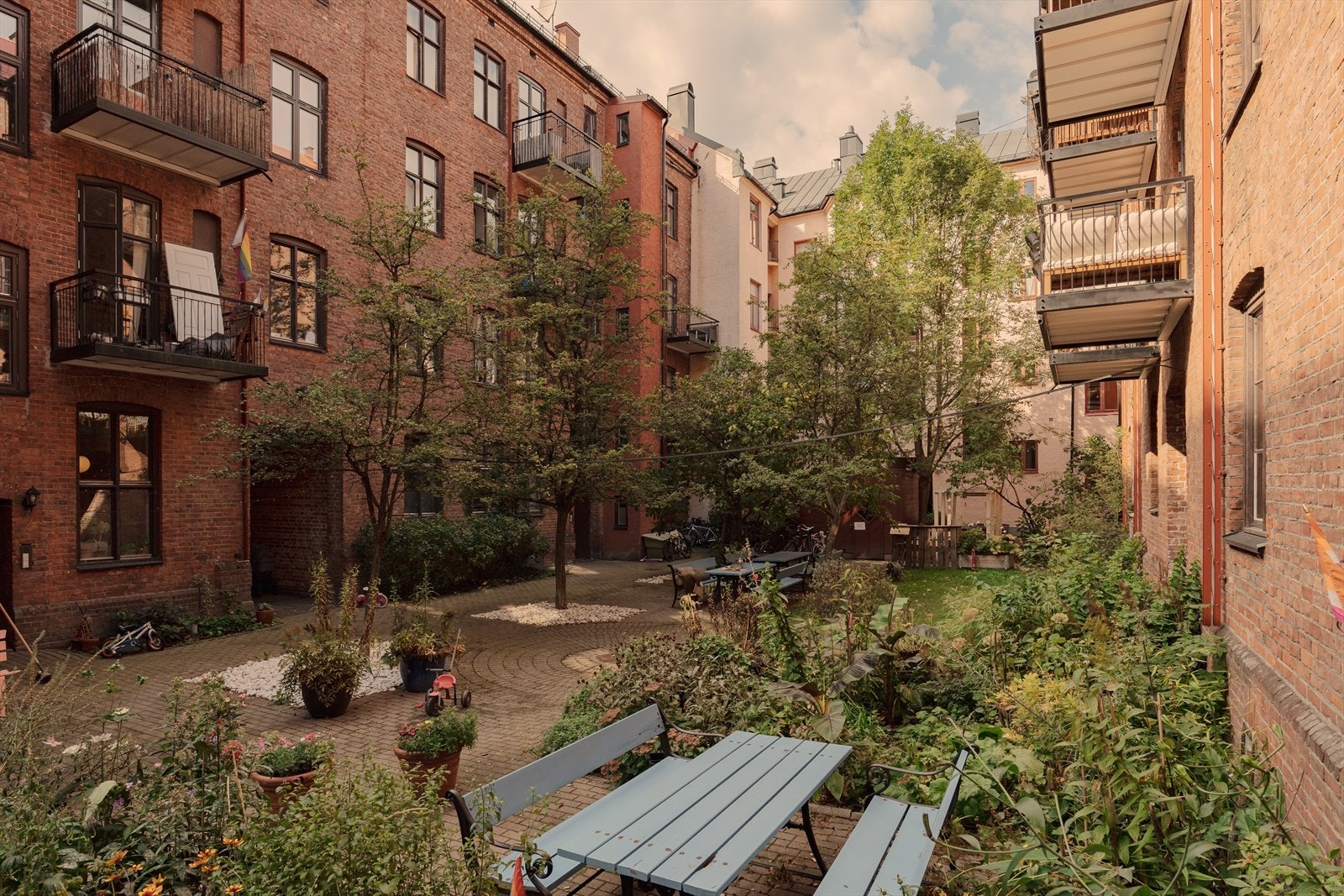 Et hyggelig sted hvor beboere kan dyrke blomster og grønnsaker. Dette skaper både trivsel og fellesskap i bakgården. Galleribilde