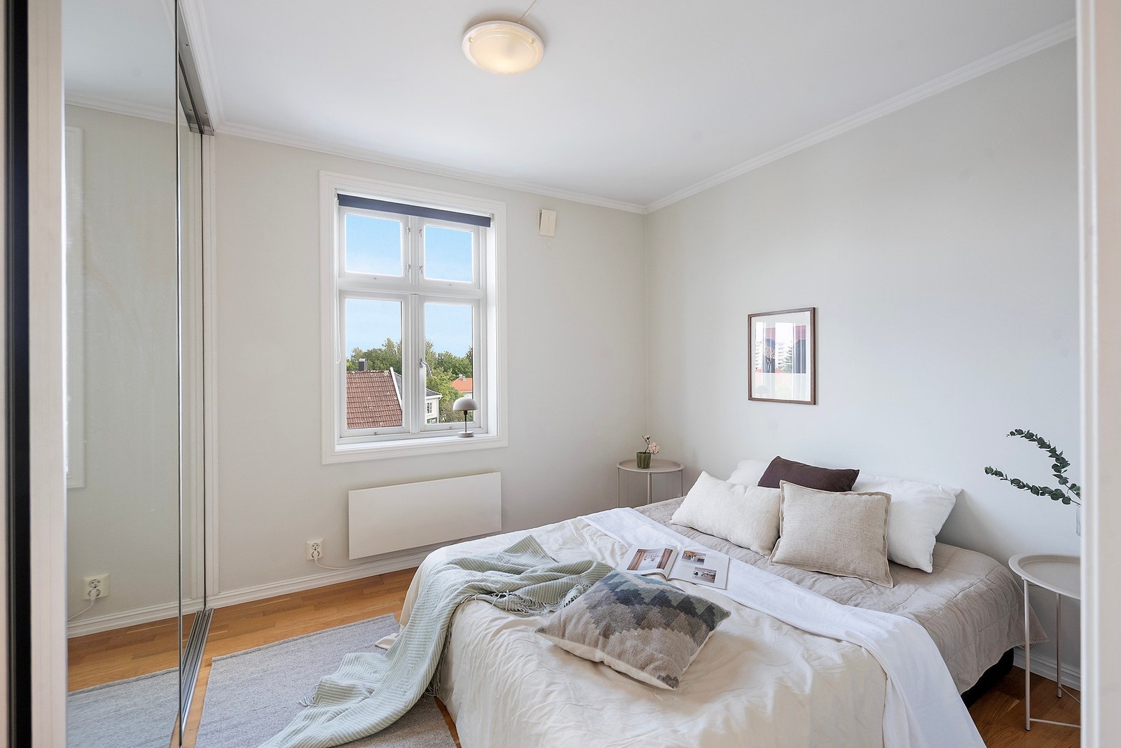 Stort soverom med gode oppbevaringsmuligheter. Galleribilde