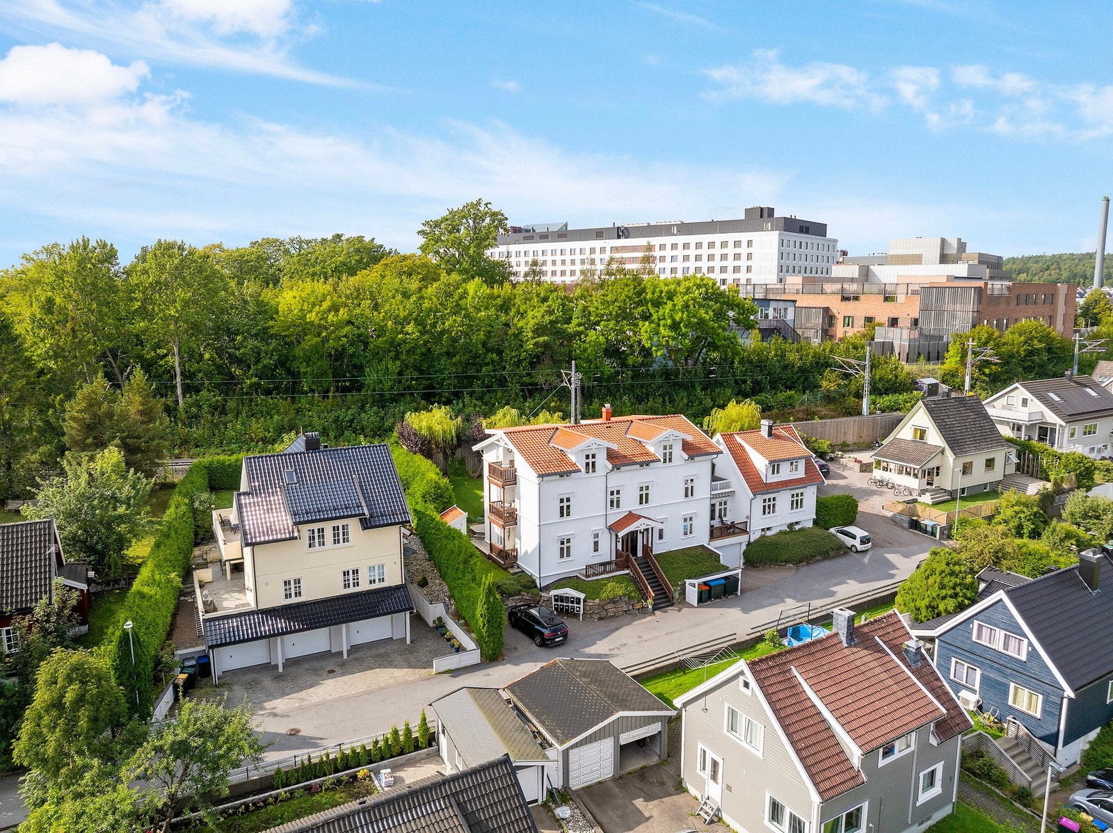 Sentralt, rolig og kort vei til sentrum, butikker, treningssenter og fine naturområder Galleribilde