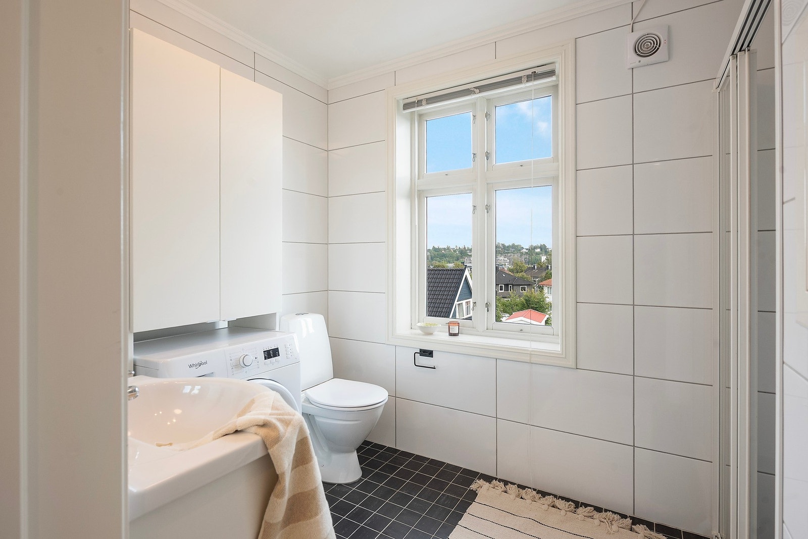 Flott bad med opplegg for vaskemaskin Galleribilde