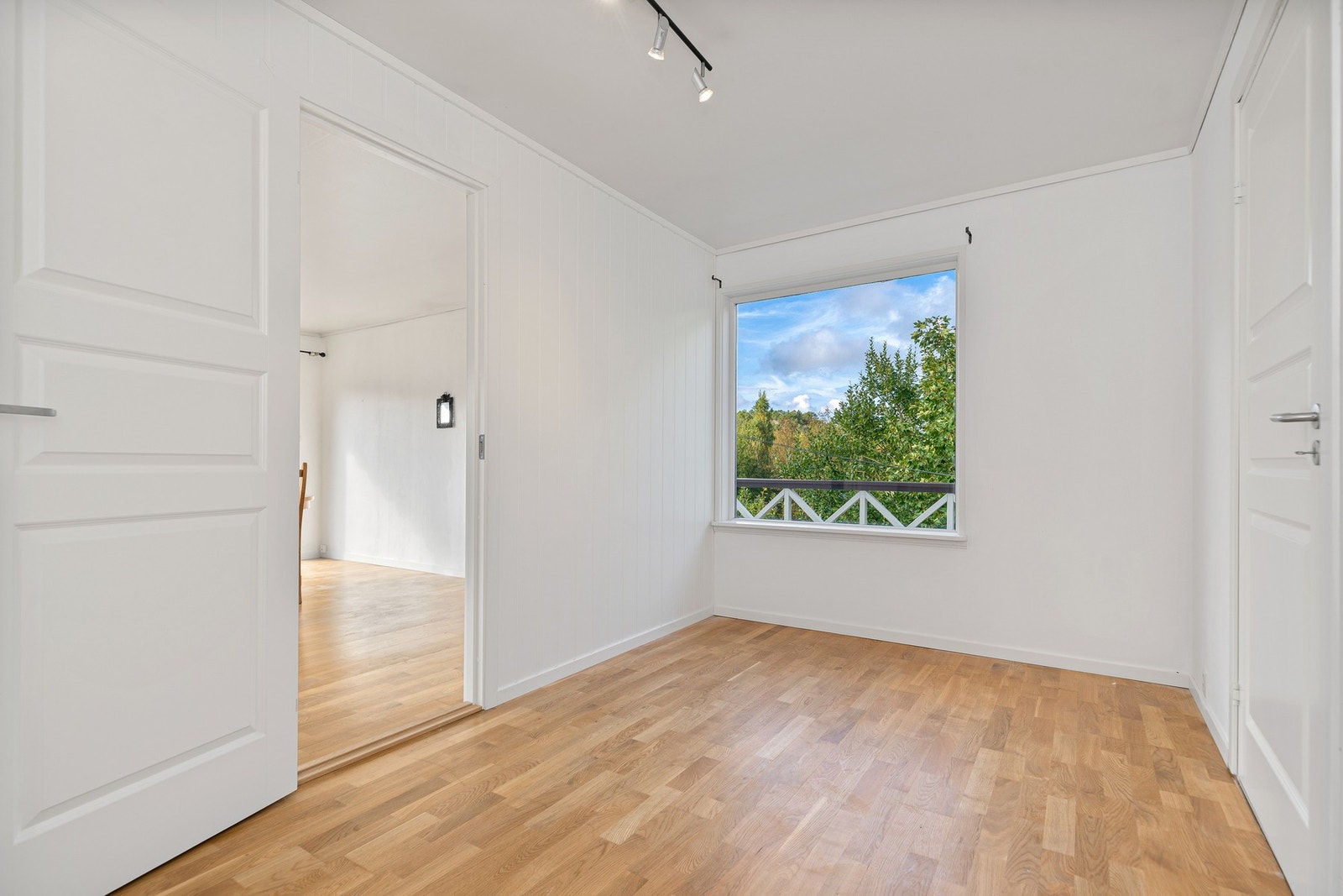 På innsiden av stuen er det en gang/tv-stue Galleribilde