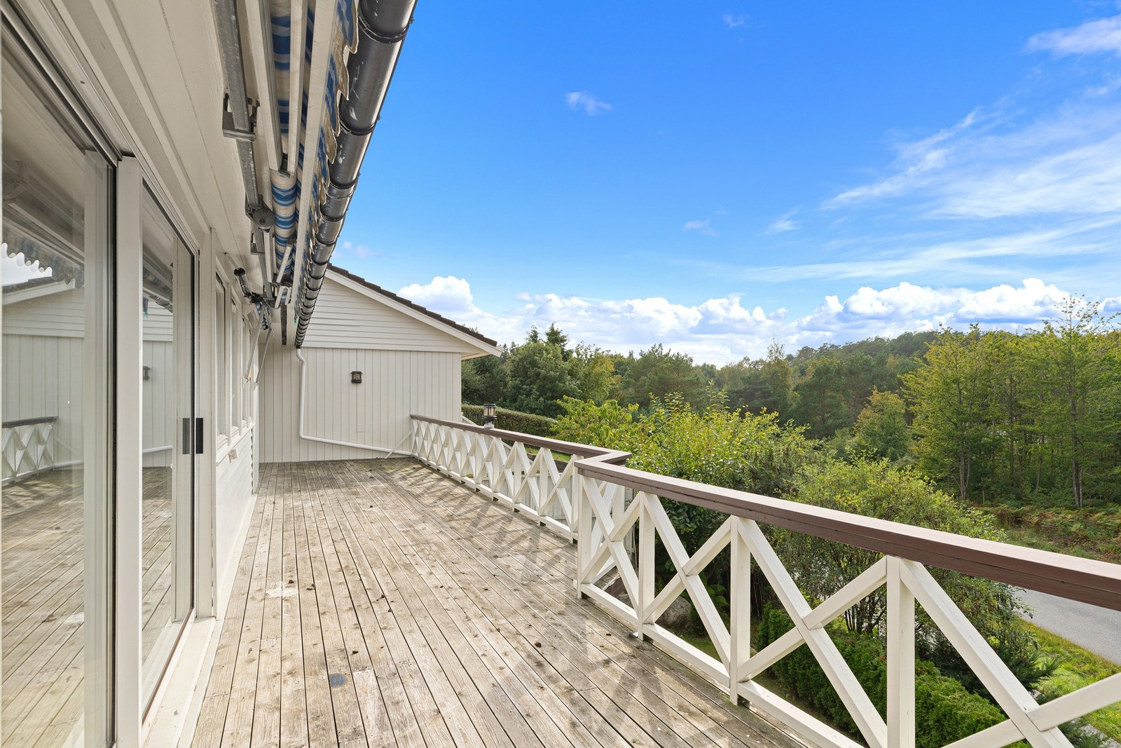 Vestvendt balkong med flotte solforhold og god plass til sittegruppe og spisebord Galleribilde