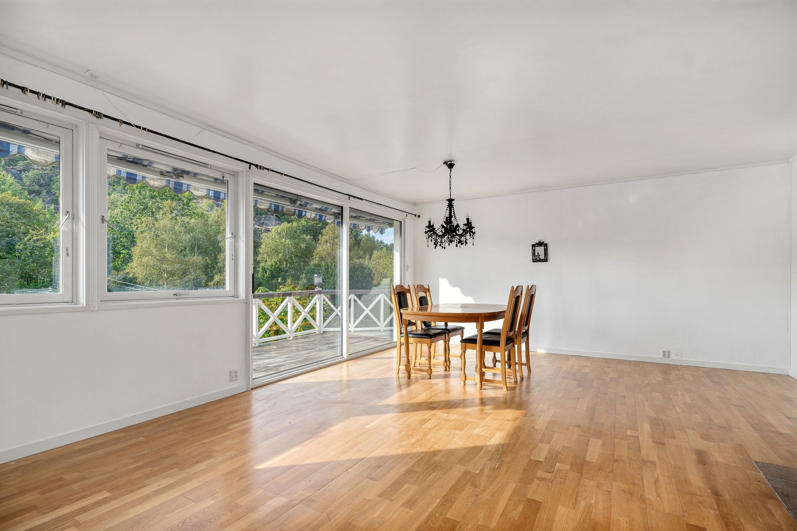 Stor og luftig stue med hyggelig utsyn fra store vinduer Galleribilde