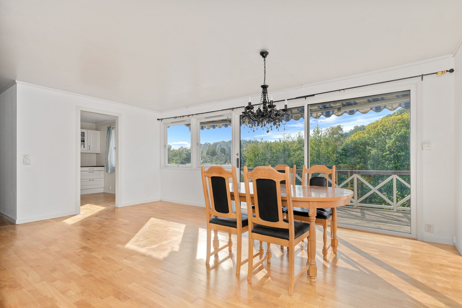 Utgang til solrik balkong fra stuen Galleribilde