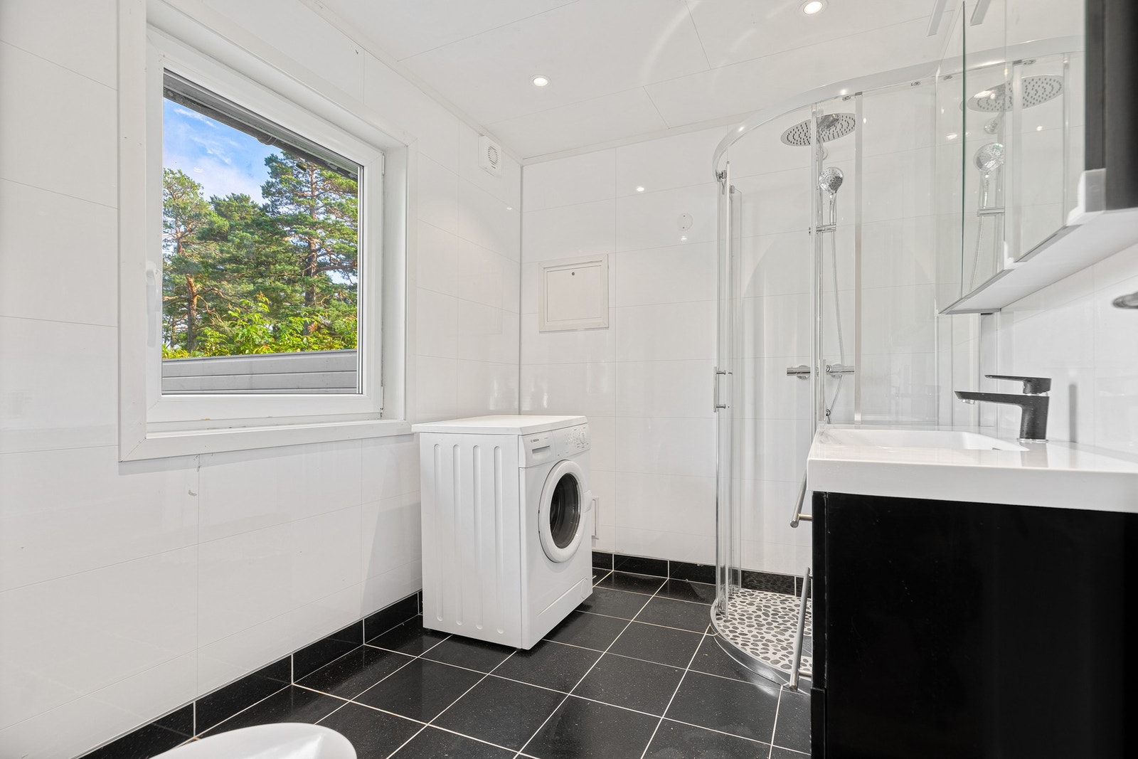 Badet i hovedetasjen ble pusset opp i 2025 Galleribilde