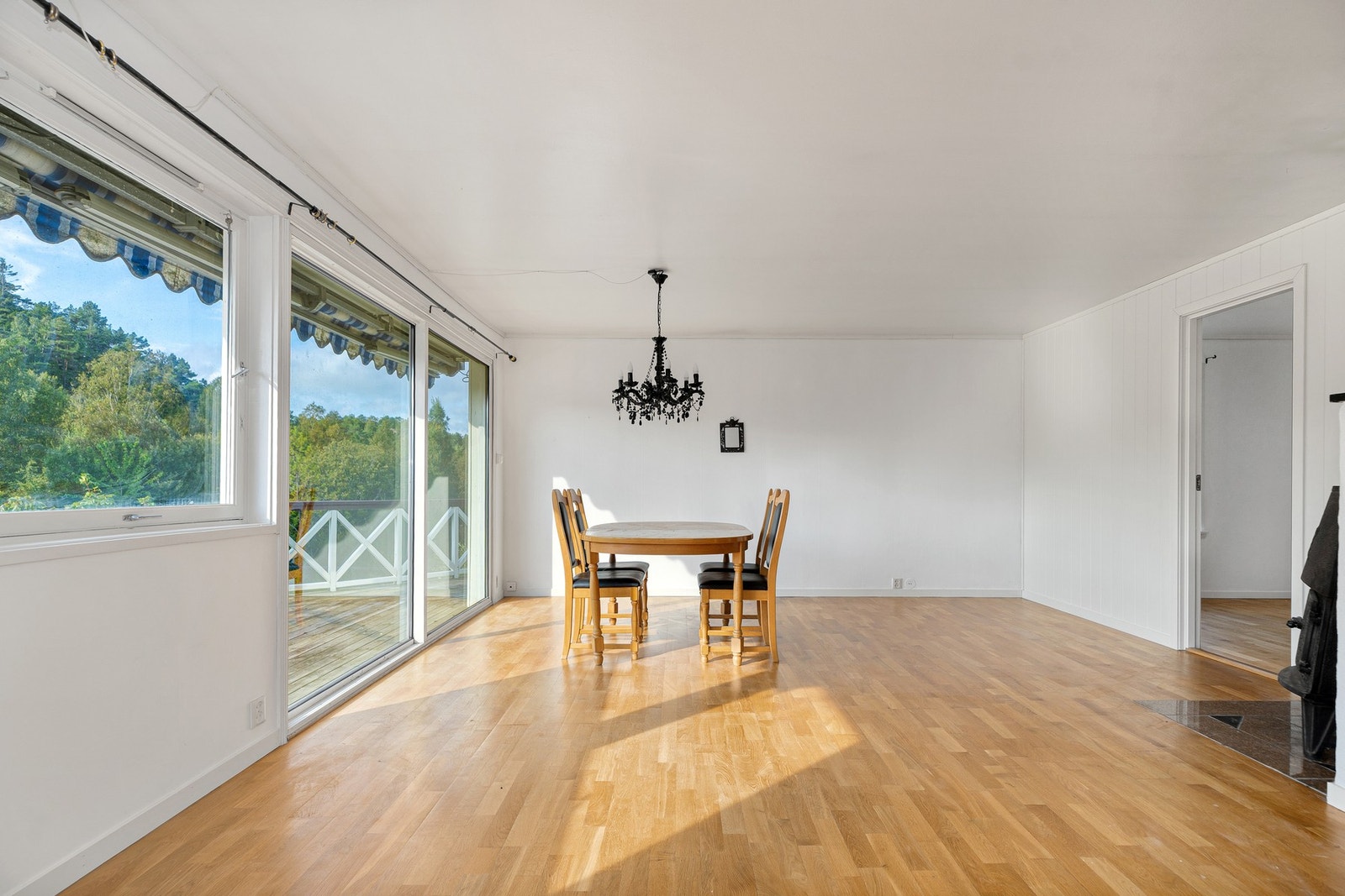 God plass til langbord i stuen Galleribilde