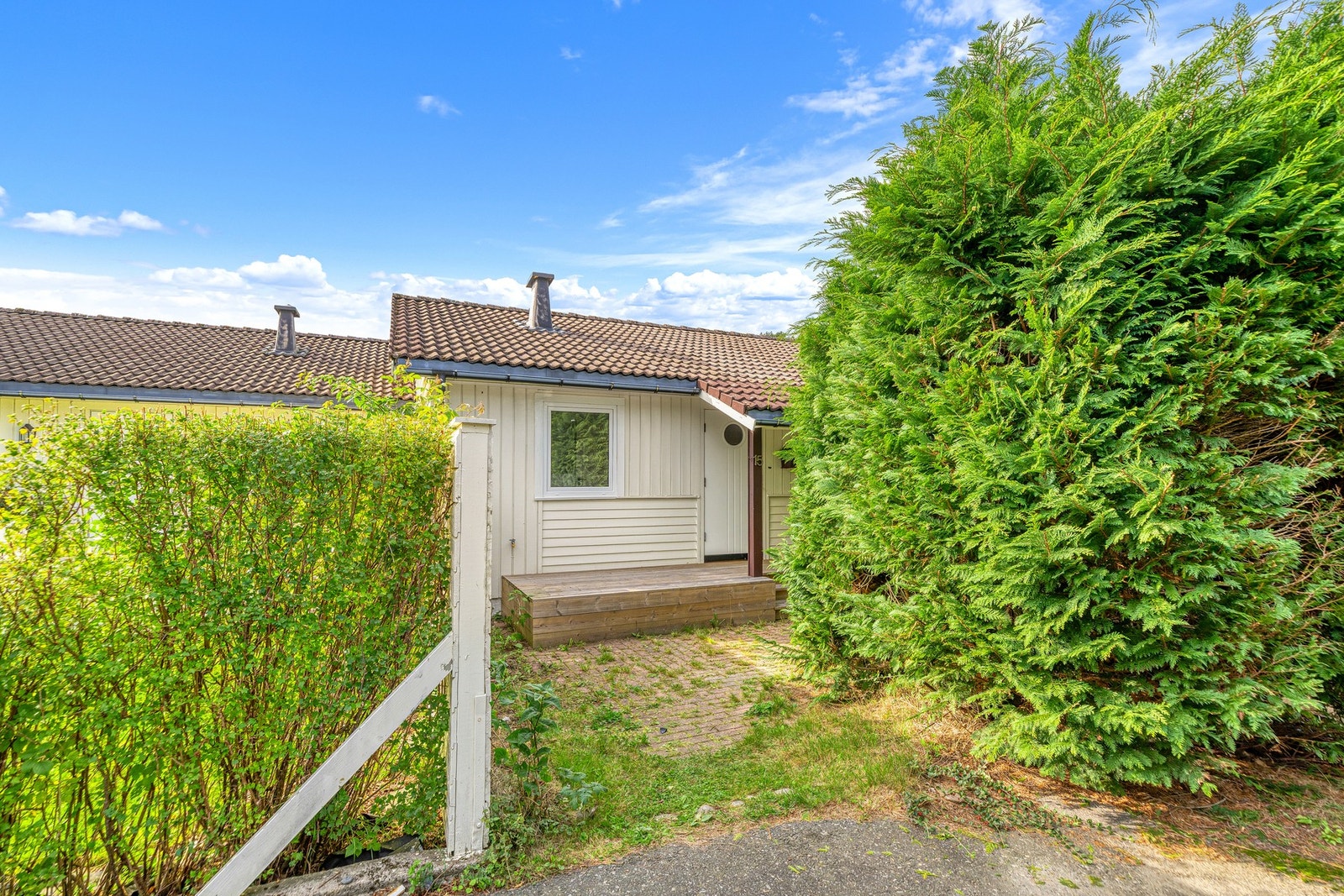 Eiendommen ligger i en hyggelig ringvei med lite trafikk Galleribilde