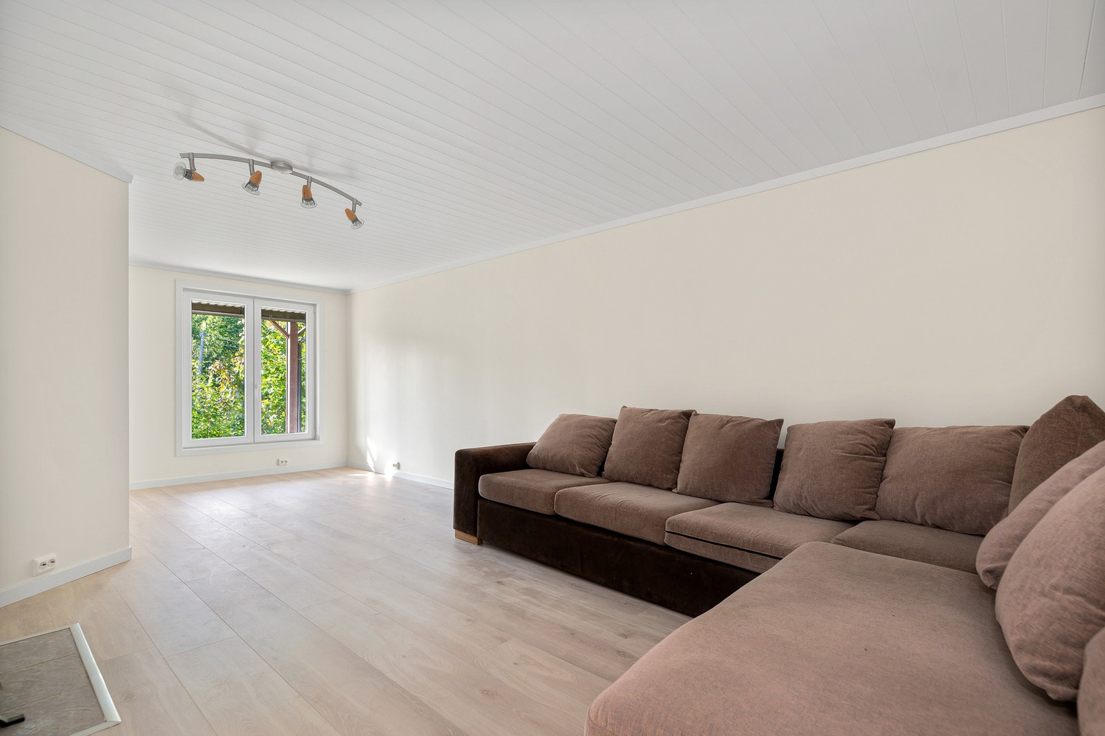 Stue med god plass til sofagruppe og spisebord Galleribilde