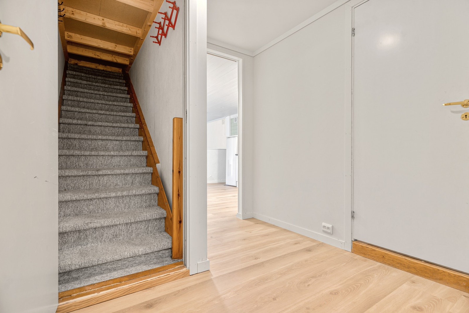 Trappen er skjult i eget rom. Det er også en bod under denne Galleribilde