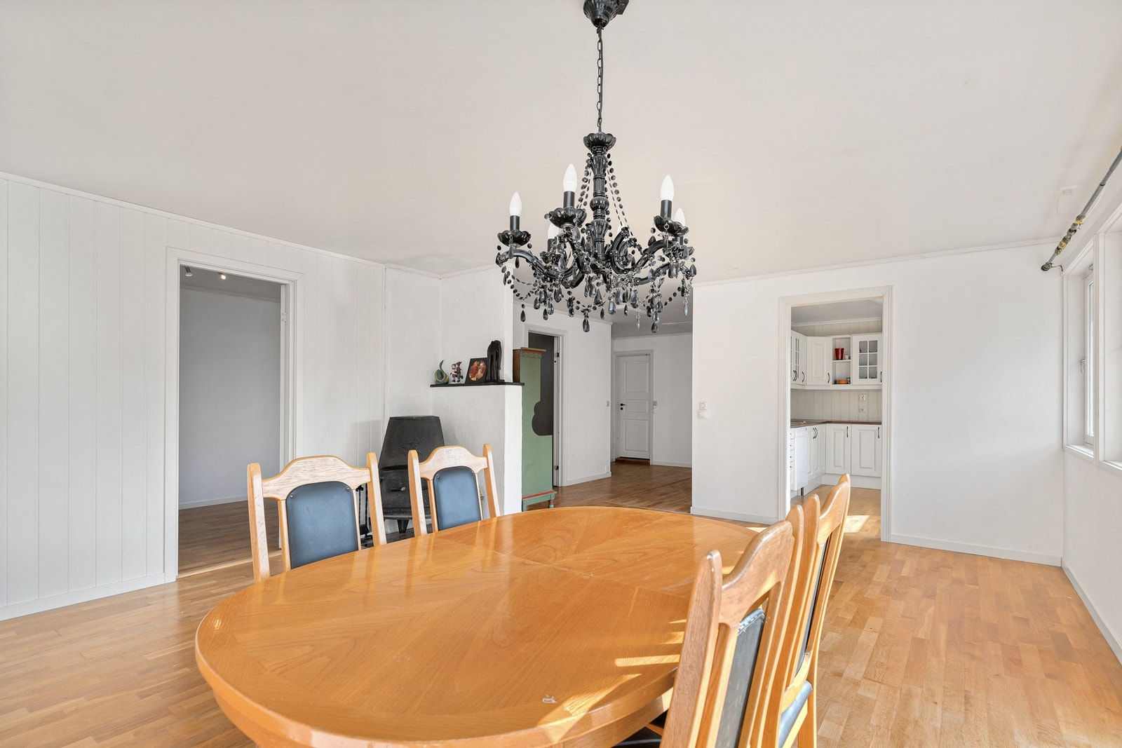 Fra stuen er det adkomst til separat kjøkken Galleribilde