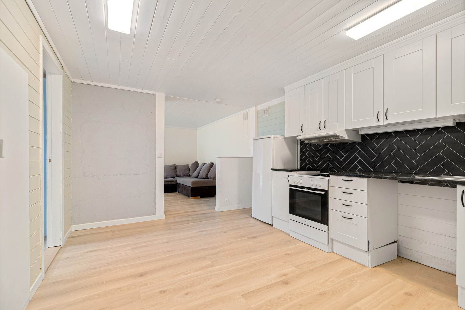 Pent, nyere gulv i stue og kjøkken. Det er nylig malt opp i flere av rommene Galleribilde