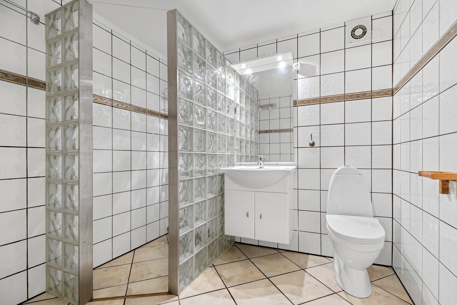 Flislagt bad i underetasjen Galleribilde