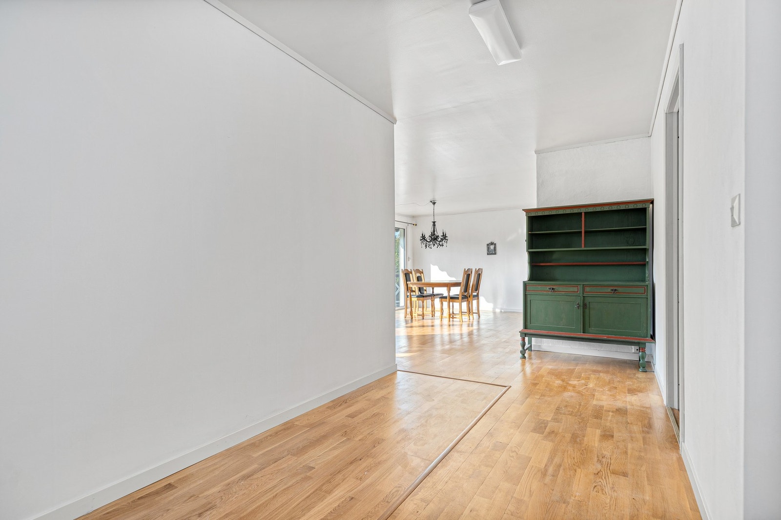 Mellom stuen og gang var det tidligere åpent ned til underetasjen. Dette kan enkelt åpnes opp da trappen fremdeles er på plass Galleribilde