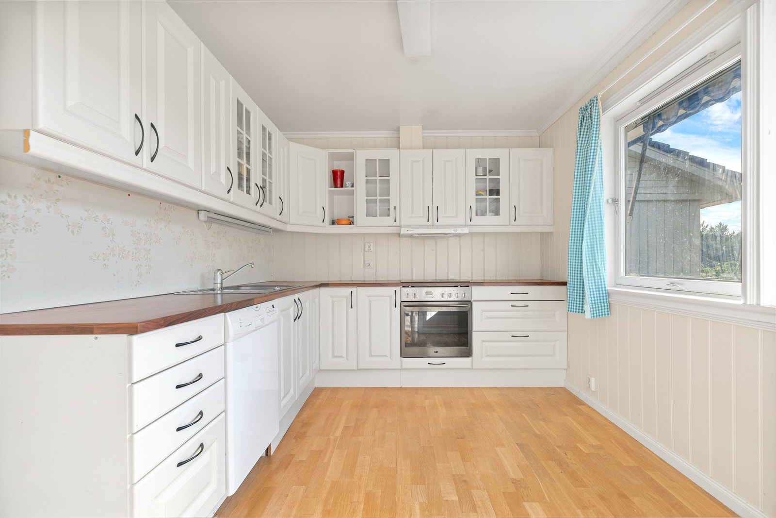 Hyggelig kjøkken med god skapplass. Plass til frokostbord Galleribilde