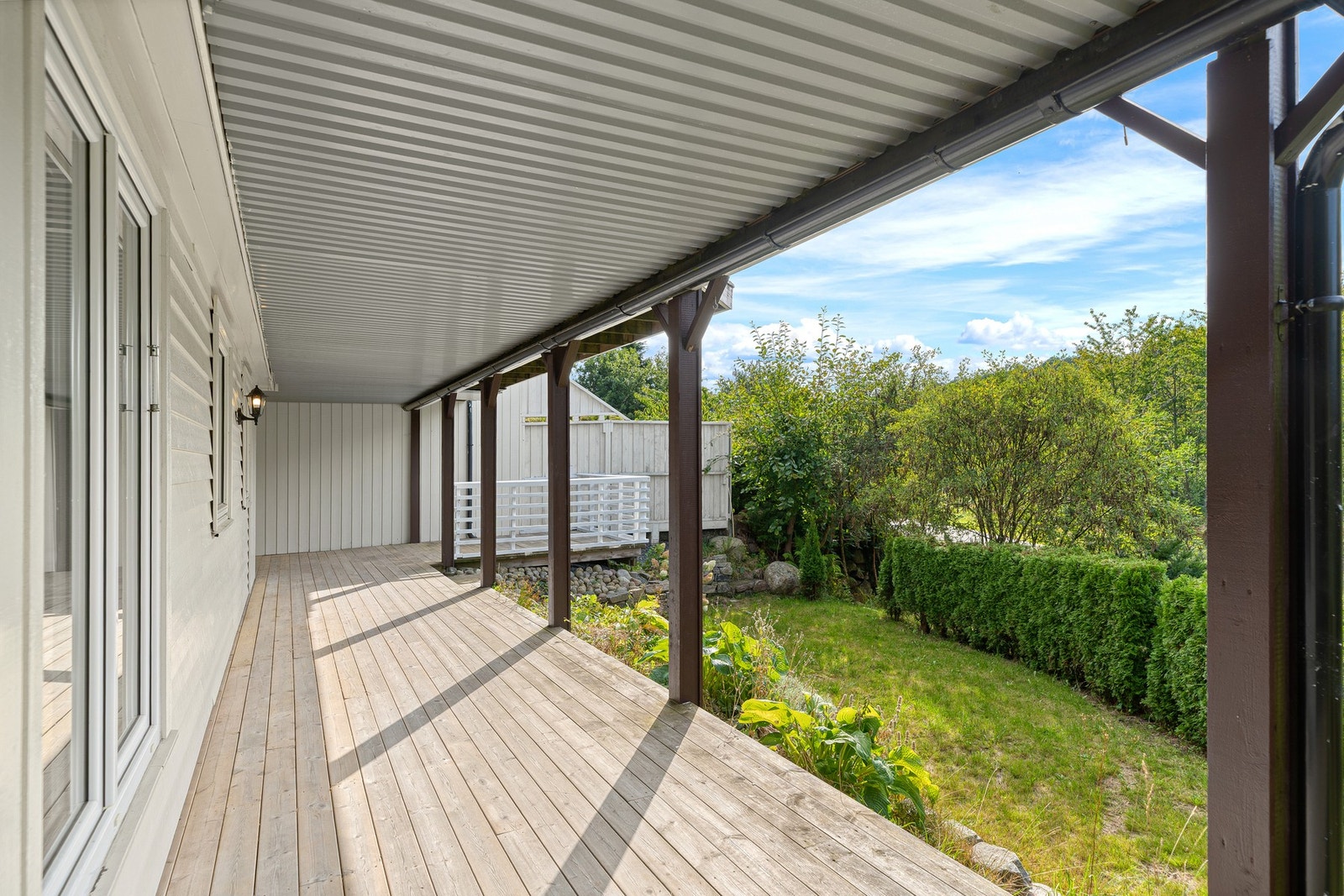 Det er en romslig bod under deler av balkongen over. Tett dekke som gir tørt areal under Galleribilde