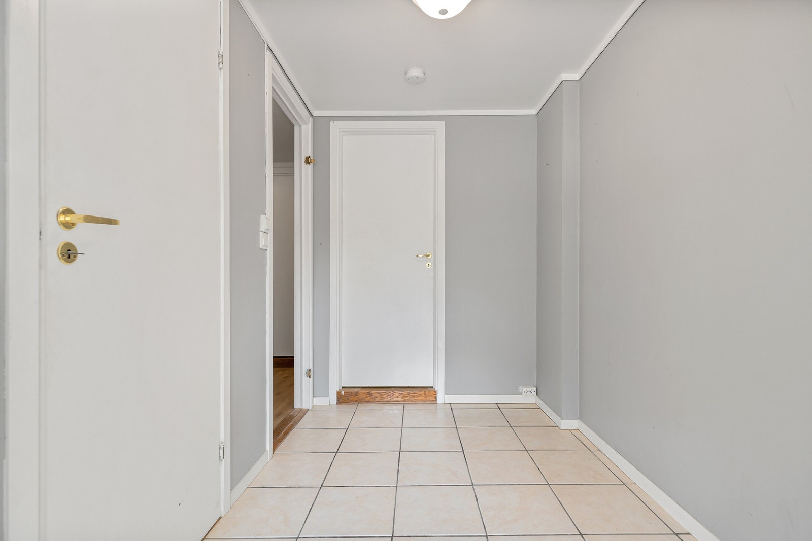 Inngangsparti underetasje med flislagt gulv Galleribilde