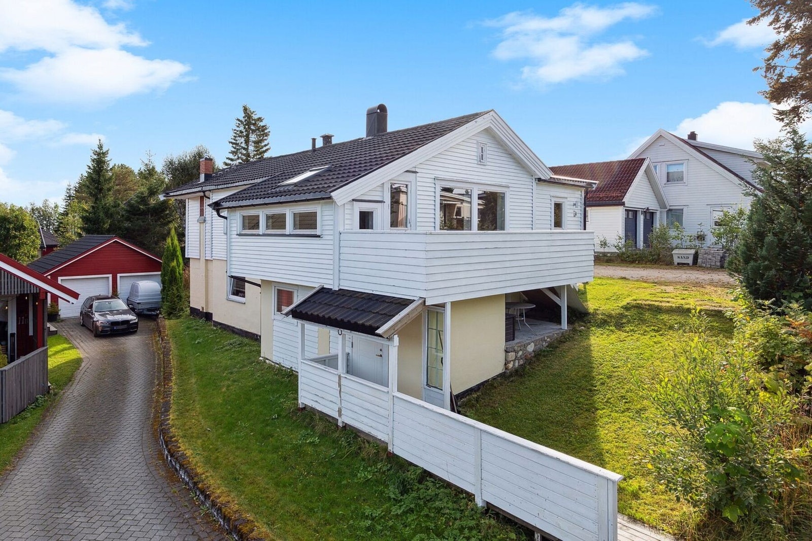 Huset er fordelt over to etasjer og inneholder blant annet to kjøkken, fem soverom og tre bad. Planløsningen gir stor fleksibilitet, og underetasjen har en godkjent utleiedel med egen inngang og fasiliteter. Galleribilde