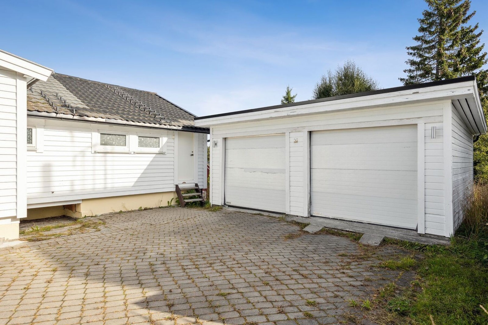 Dobbelgarasje med leddport og fjernstyrt portåpner. Garasjen er tilrettelagt med elbillader på den ene siden. Nåværende eier opplyser om at tak og takplater på alle sider er vasket og vedlikeholdt i 2024, inkludert dobbelgarasje og bod. Galleribilde