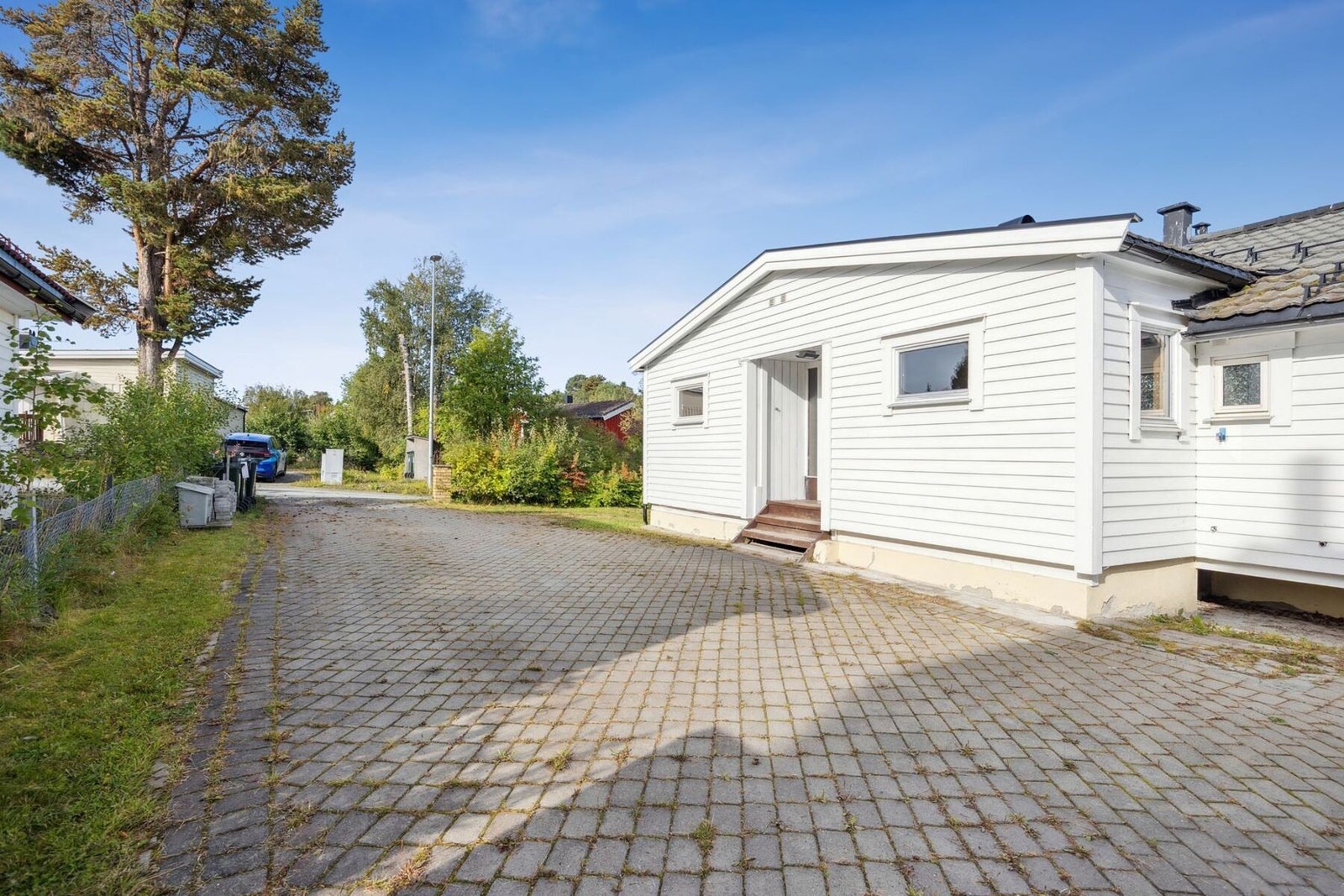 Boligen er innholdsrik og har godt potensial - med noen oppgraderinger kan den bli akkurat slik du ønsker. Steinlagt uteplass, enkel å vedlikeholde. Galleribilde