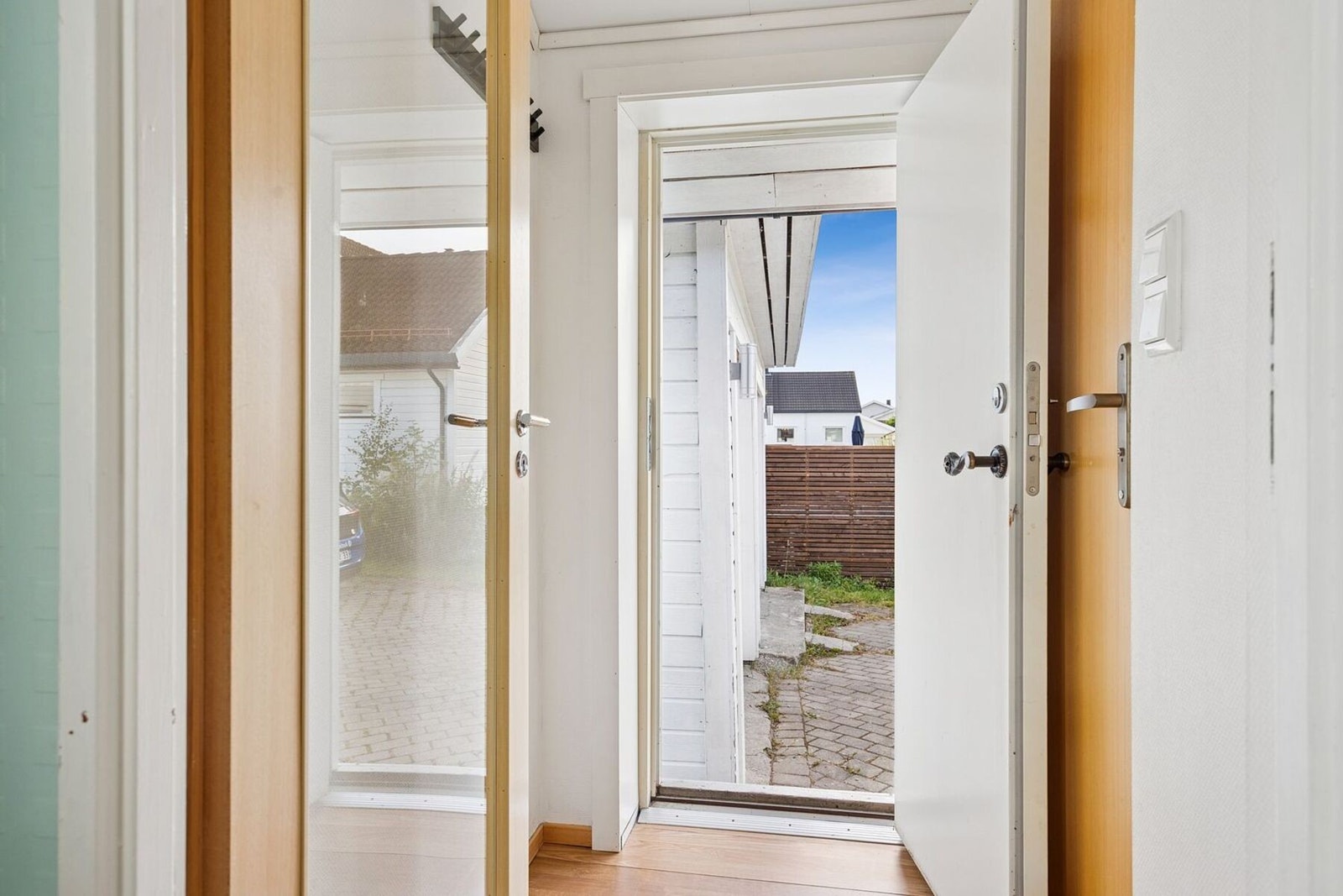 Det er to inngangsdører til hovedetasjen. Galleribilde