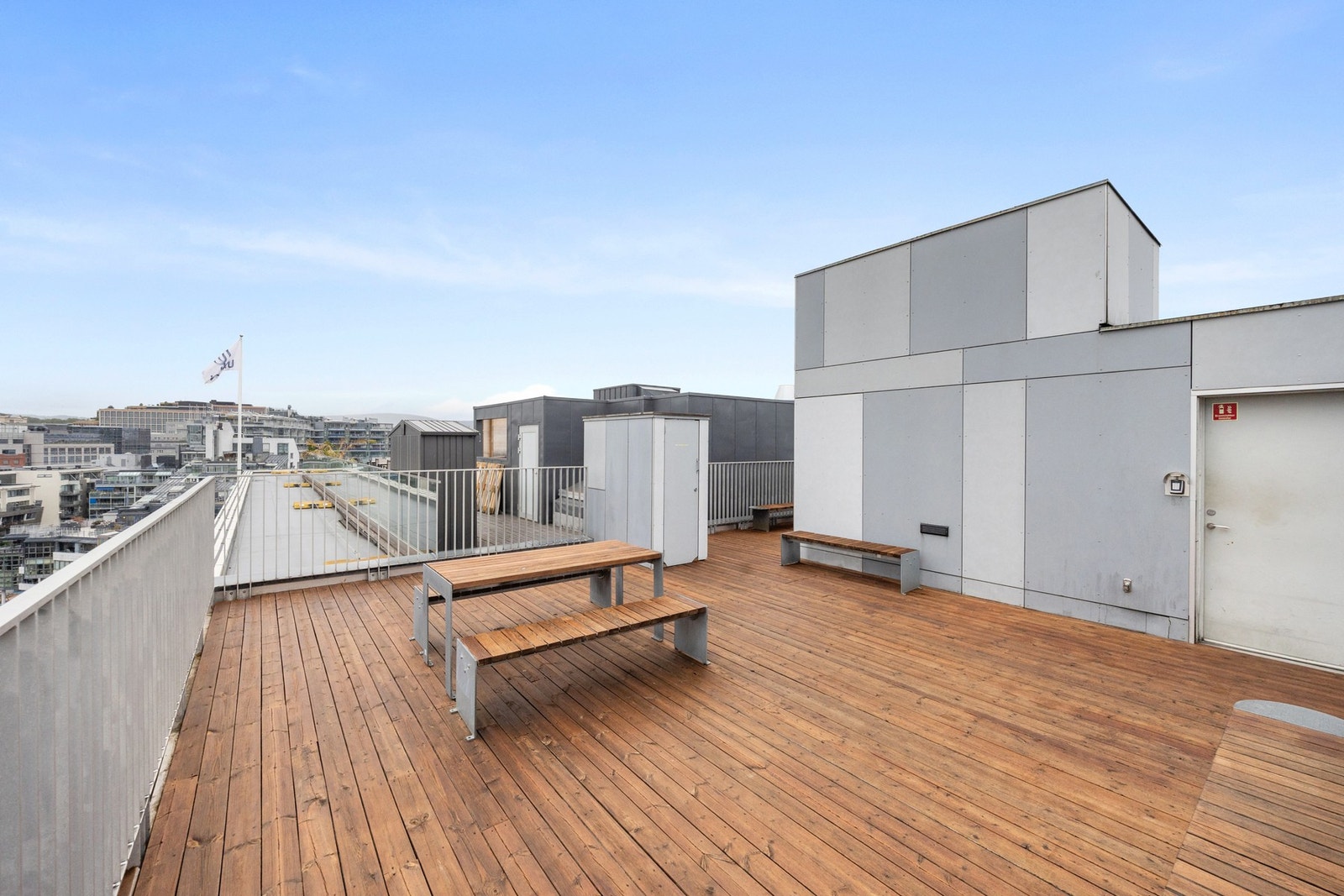 Leiligheten byr i tillegg på en felles takterrasse. Galleribilde