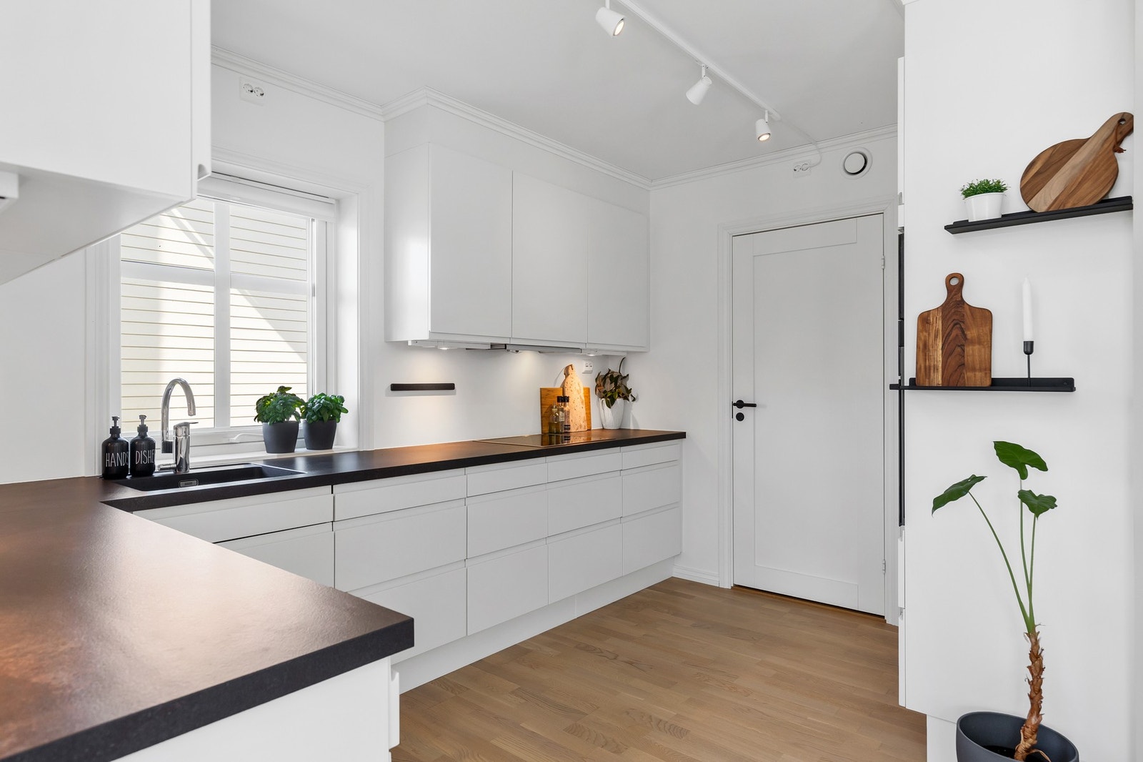 Her har man rikelig med skap -og benkeplass. Galleribilde