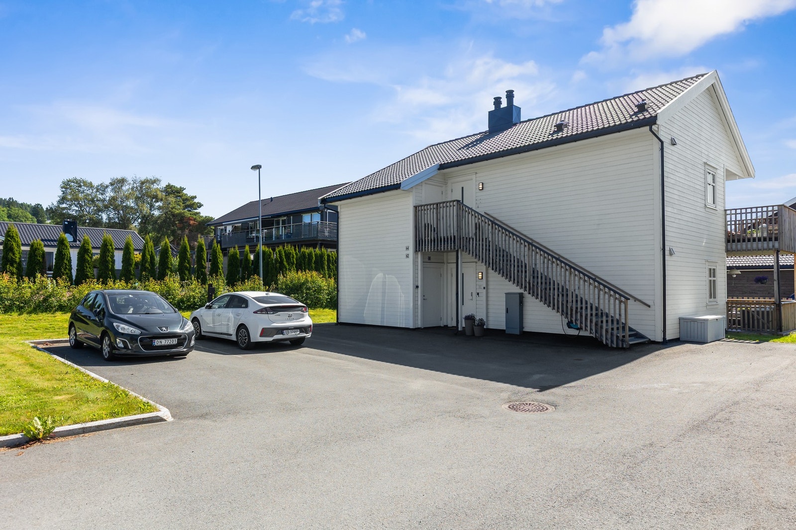 Parkeringsplass utenfor boligen for beboere. Galleribilde