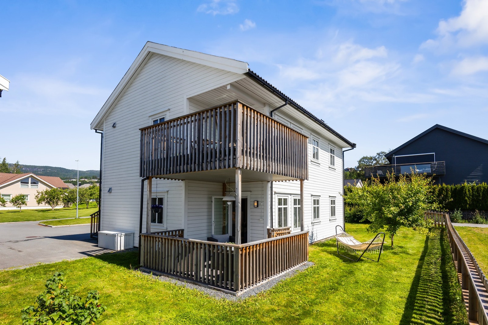 Boligen ligger i 1.etasje og har praktisk utgang til plen, hvor man kan nyte herlige sommerdager. Galleribilde
