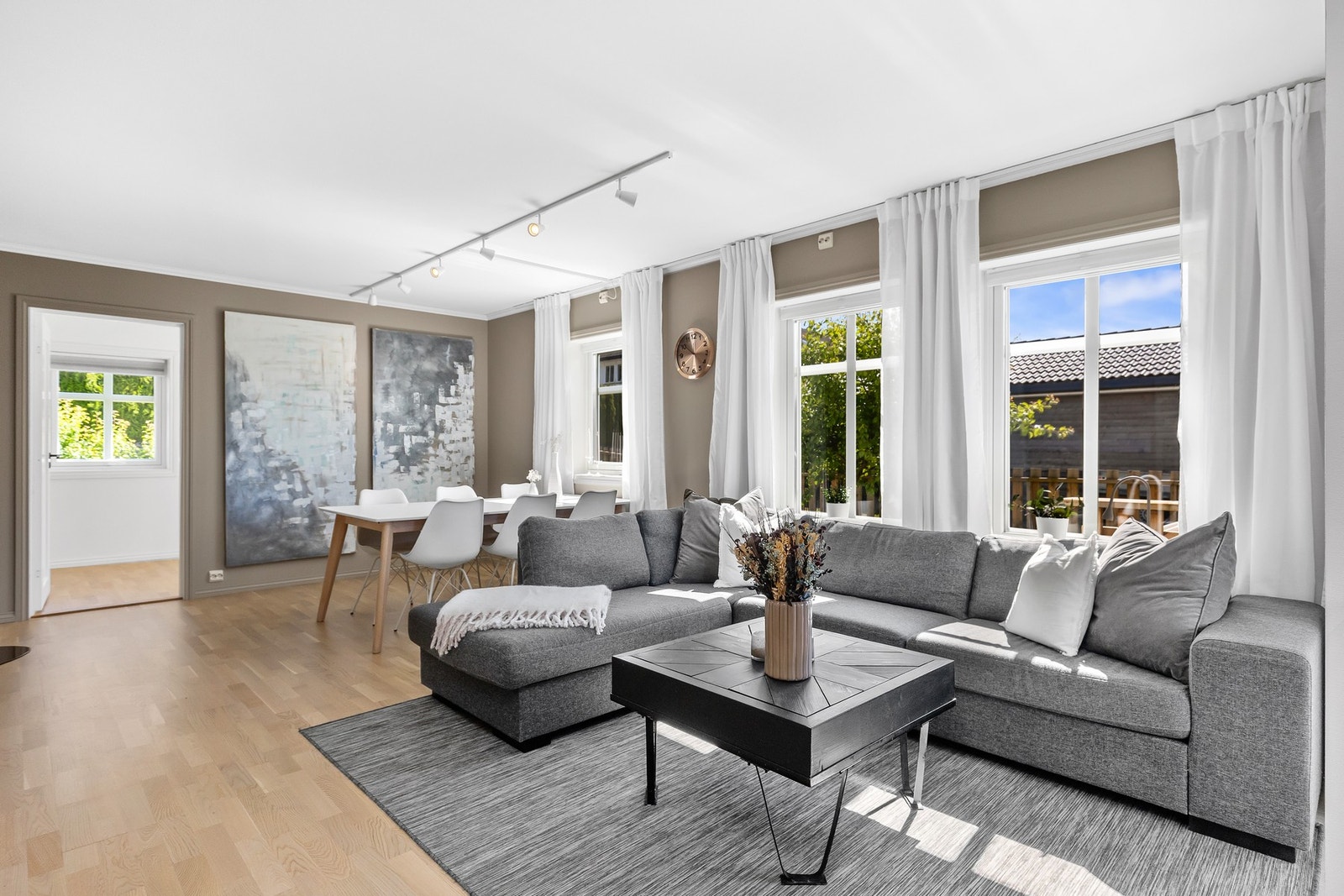Boligen er malt i lune og behagelige farger og står i moderne stil. Galleribilde