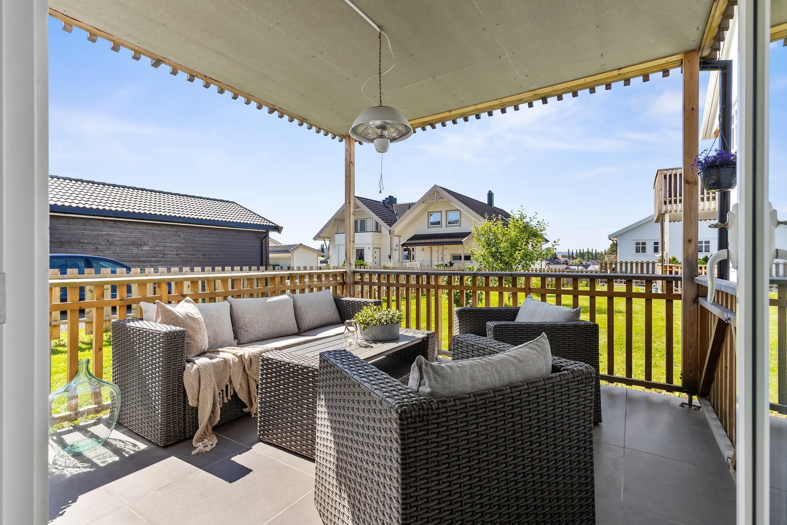 Takoverbygd terrasse, perfekt for sosiale sammenkomster. Galleribilde