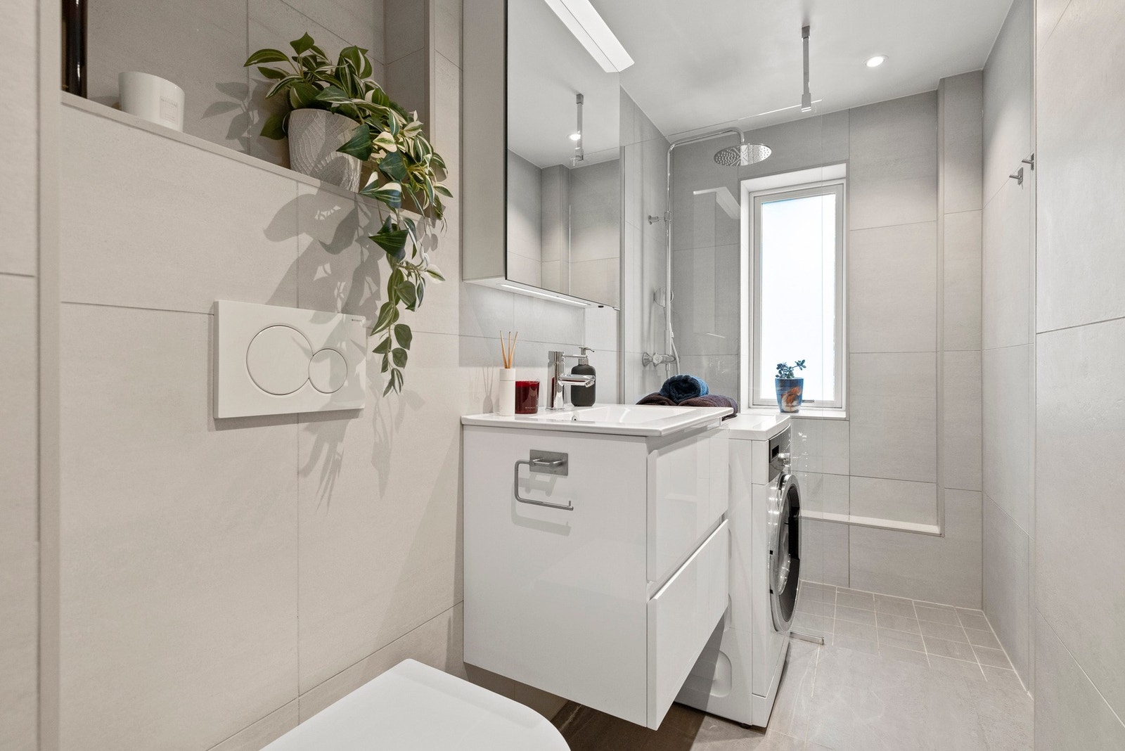 Leiligheten har et delikat bad fra 2020 Galleribilde