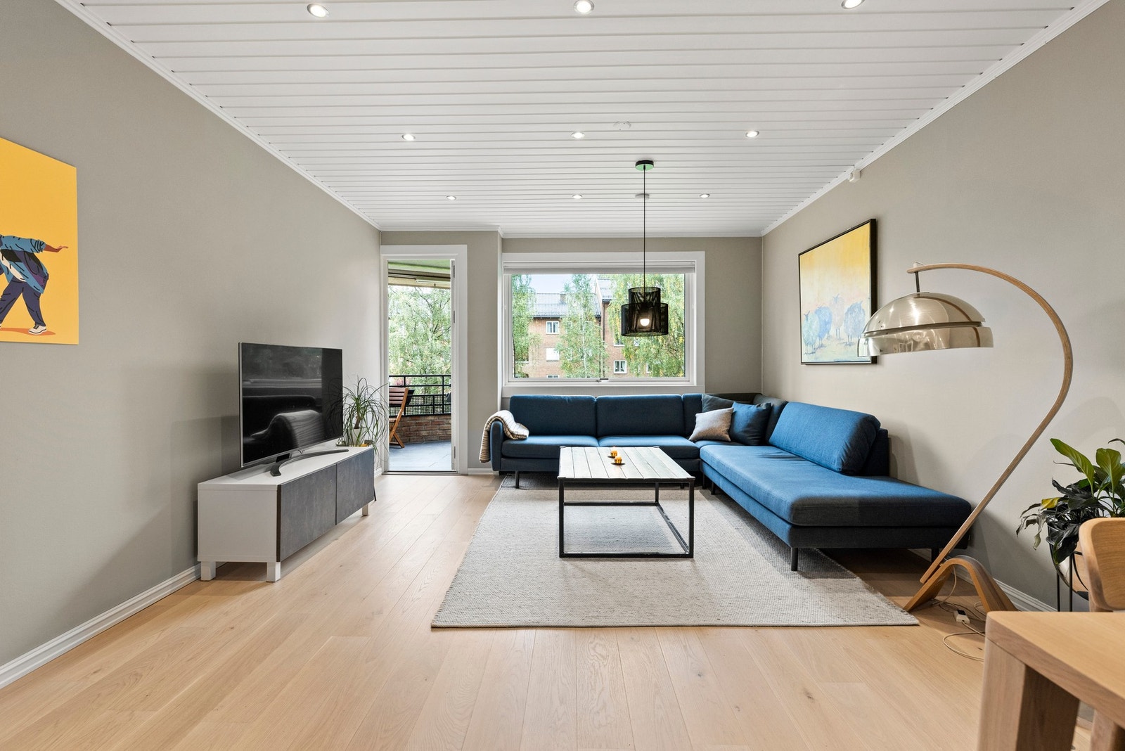 Vinduer og balkongdør sørger for naturlig lysinnslipp og gir enkel tilgang til boligens vestvendte balkong Galleribilde