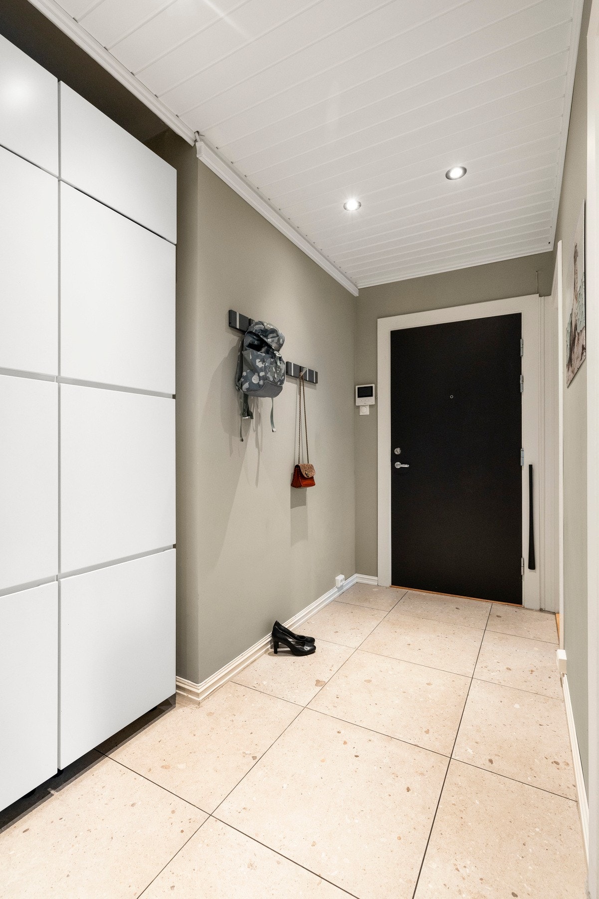 Inngangspartiet har gulv med fliser som gir en kombinasjon av slitesterke og estetiske overflater Galleribilde