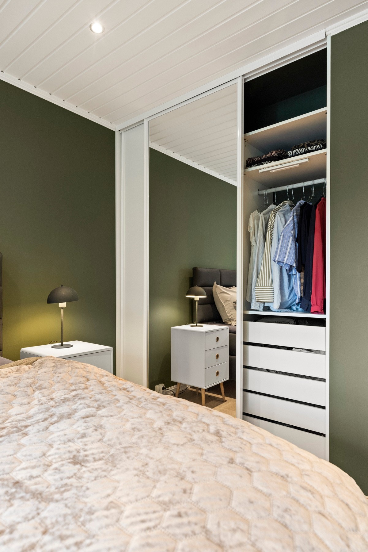 Rommet har skyvedørsgarderobe med god plass Galleribilde