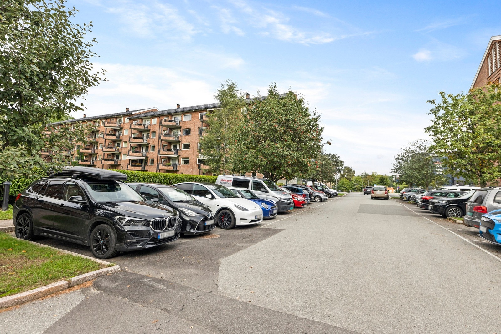 Langs Hoff Terrasse er det god dekning av parkeringsplasser for beboere og gjester Galleribilde