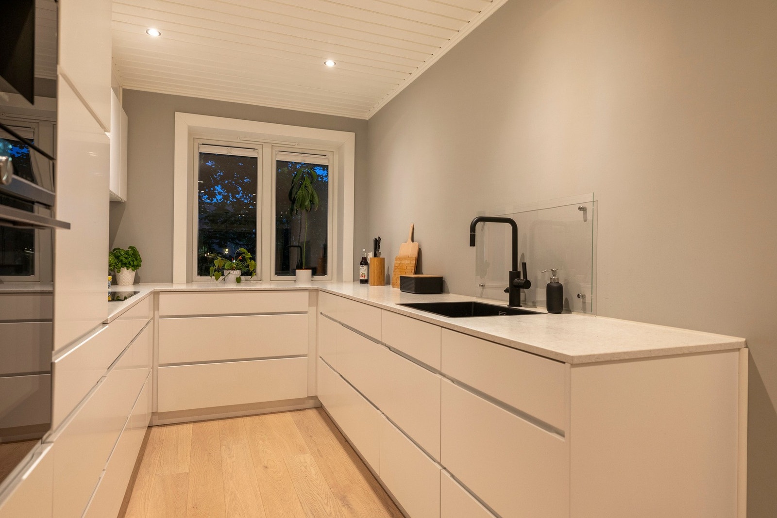 Kjøkkenet er praktisk utformet med en moderne innredning Galleribilde