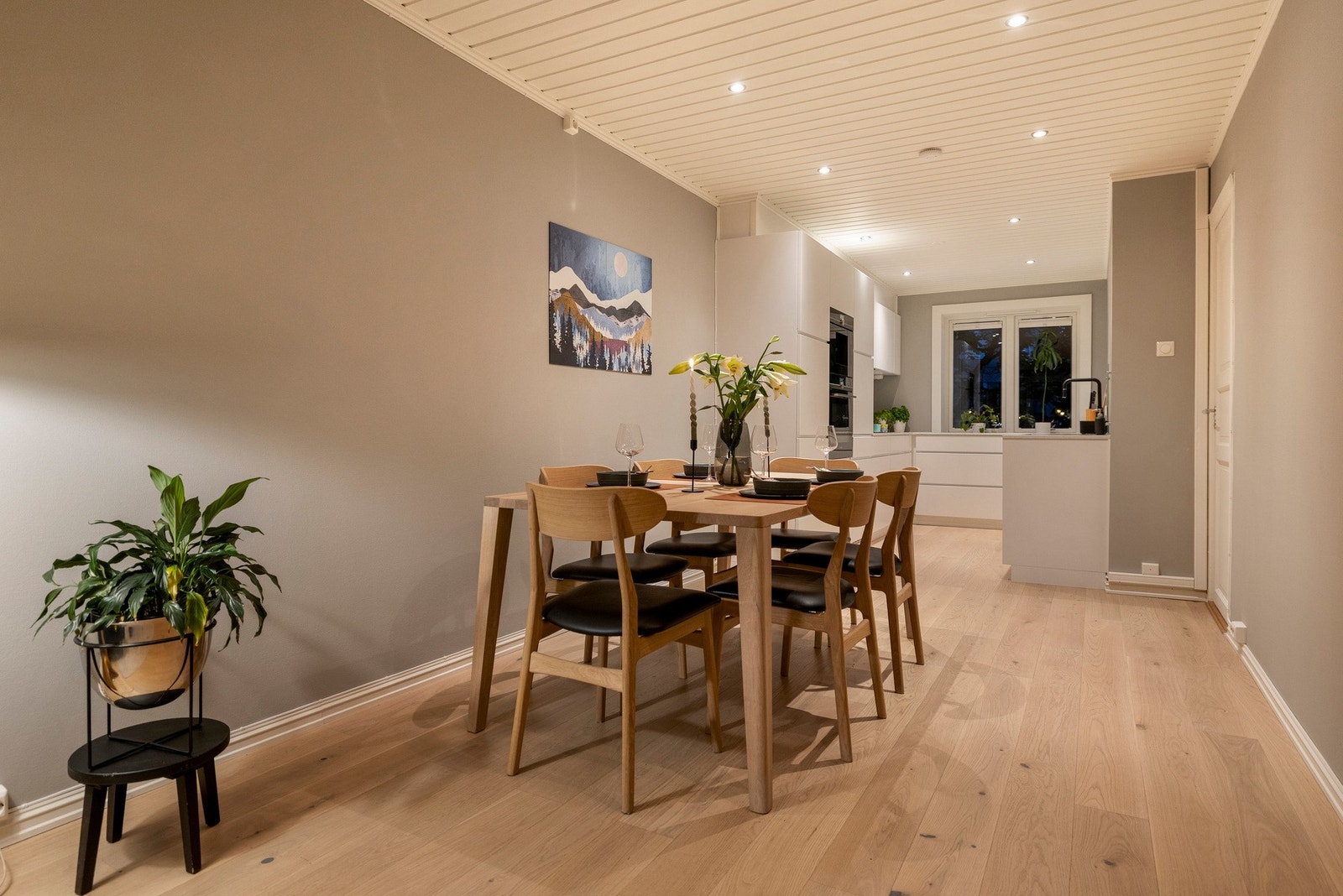 Mellom kjøkkenet og TV-stuen er det en perfekt plass for spisebordet Galleribilde