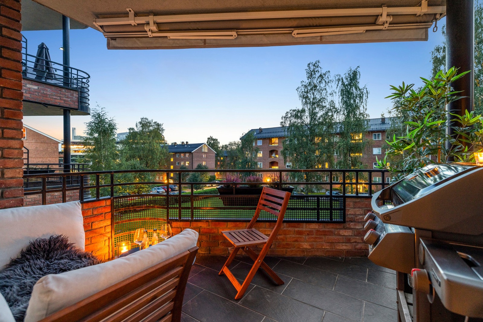 Boligen har en flott balkong med utsyn mot det trivelige fellesområdet Galleribilde