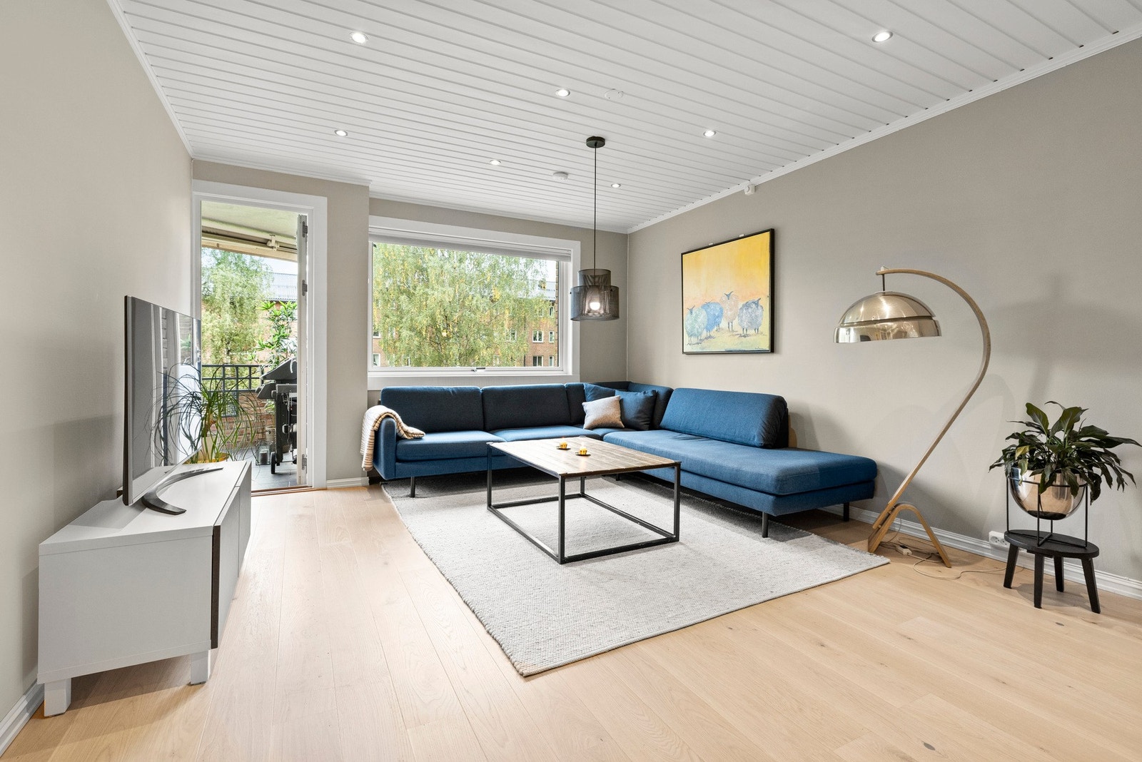 Stuen er romslig og har en åpen løsning som gir deg mange muligheter for innredning Galleribilde