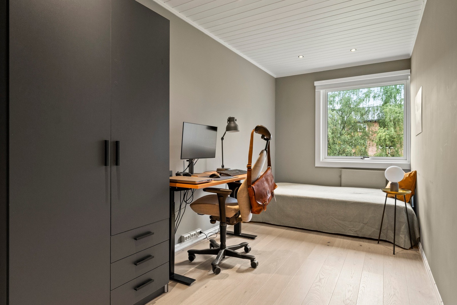 Soverom nummer to egner seg perfekt som barne- eller gjesterom Galleribilde