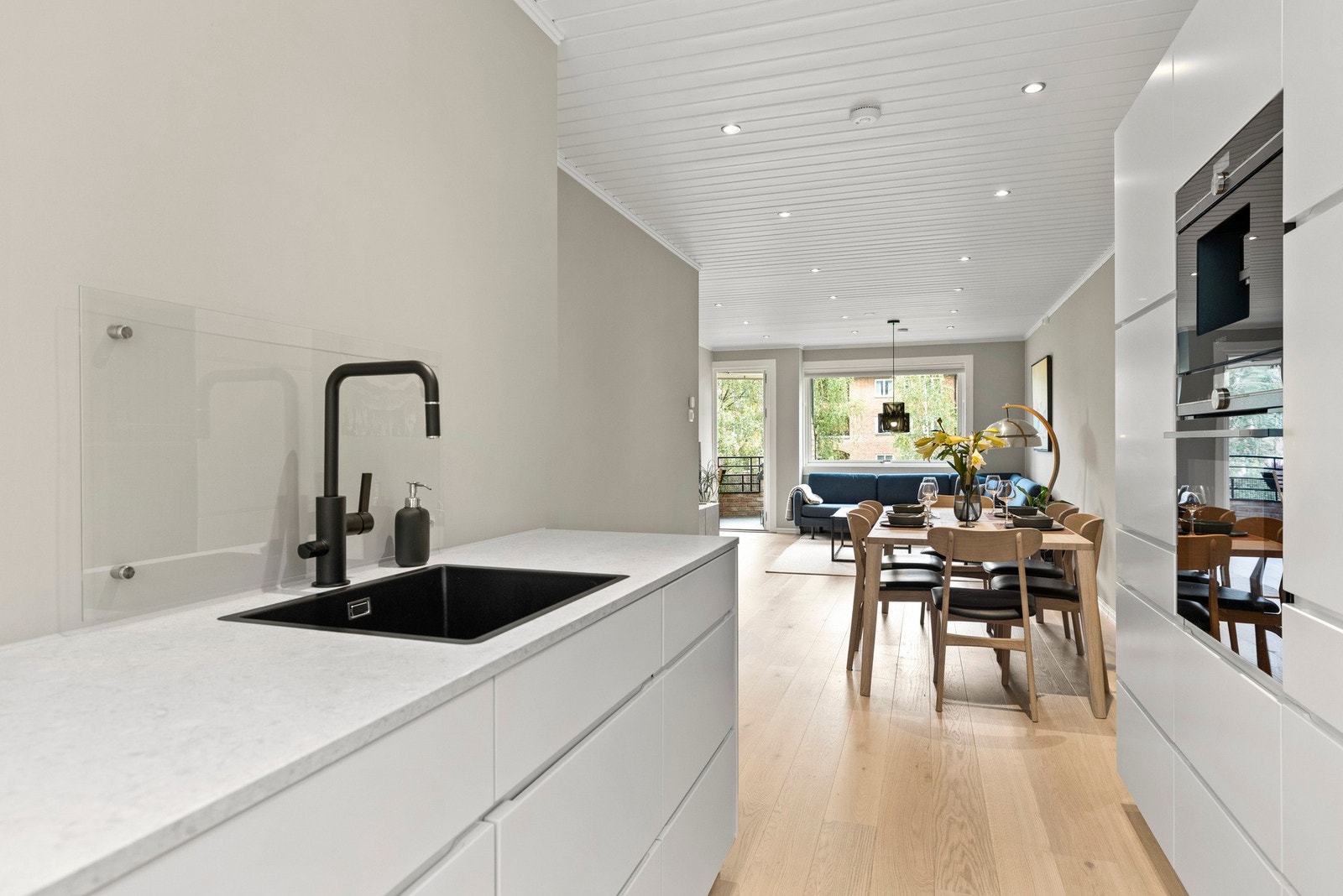 Komposittvasken er planlimt, noe som gjør rengjøringen til en lek med den sømløse overgangen til benkeplaten i kompositt Galleribilde