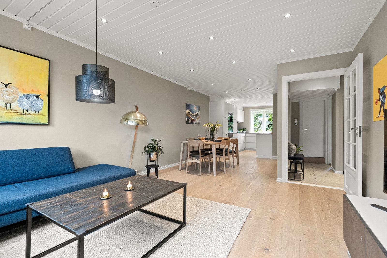 Her kan du enkelt tilpasse møbleringen etter behov, enten du ønsker flere sitteplasser, spisebord eller en arbeidskrok Galleribilde