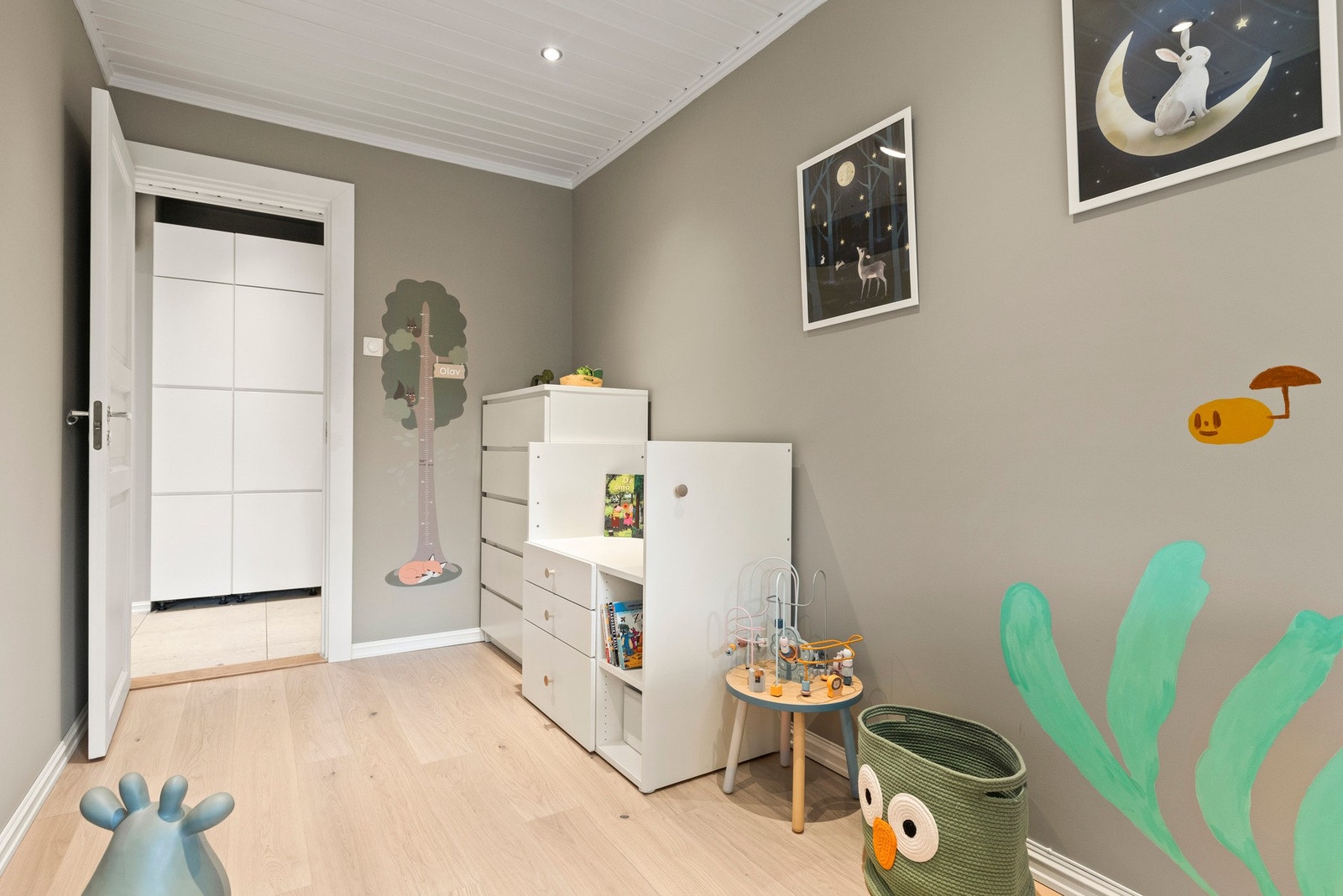 Det er plass til diverse lagring og garderobeløsninger i hvert rom Galleribilde