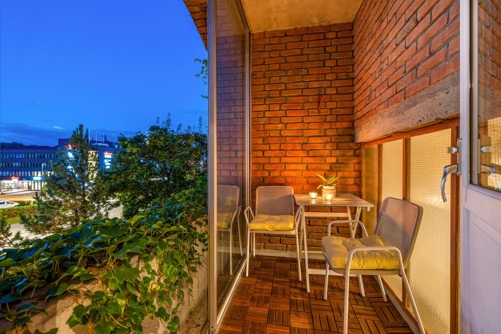 Balkongen er østvendt og byr på nydelig morgensol Galleribilde