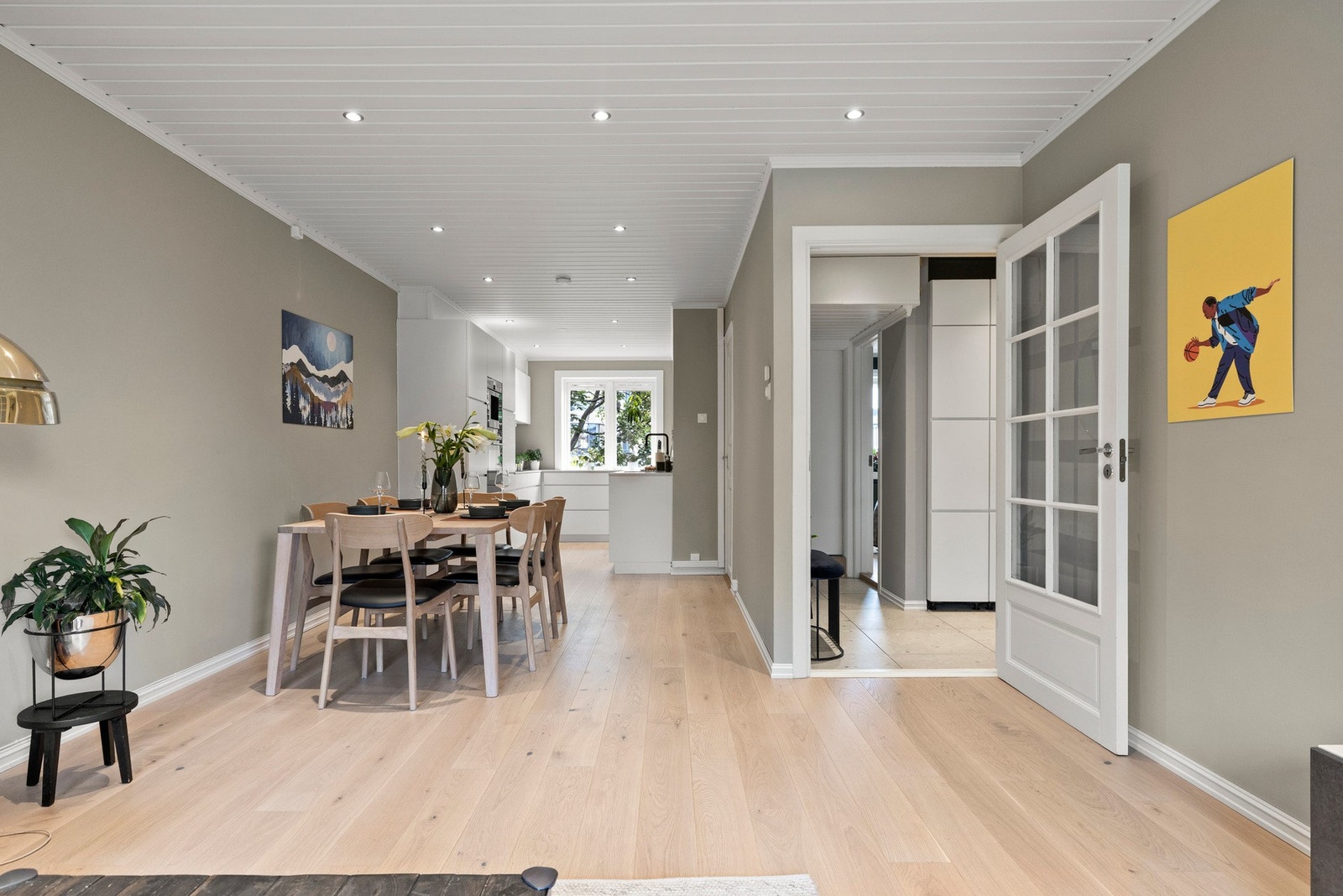 Boligen er gjennomgående og kjøkkenet ligger i en åpen løsning mot stuen Galleribilde