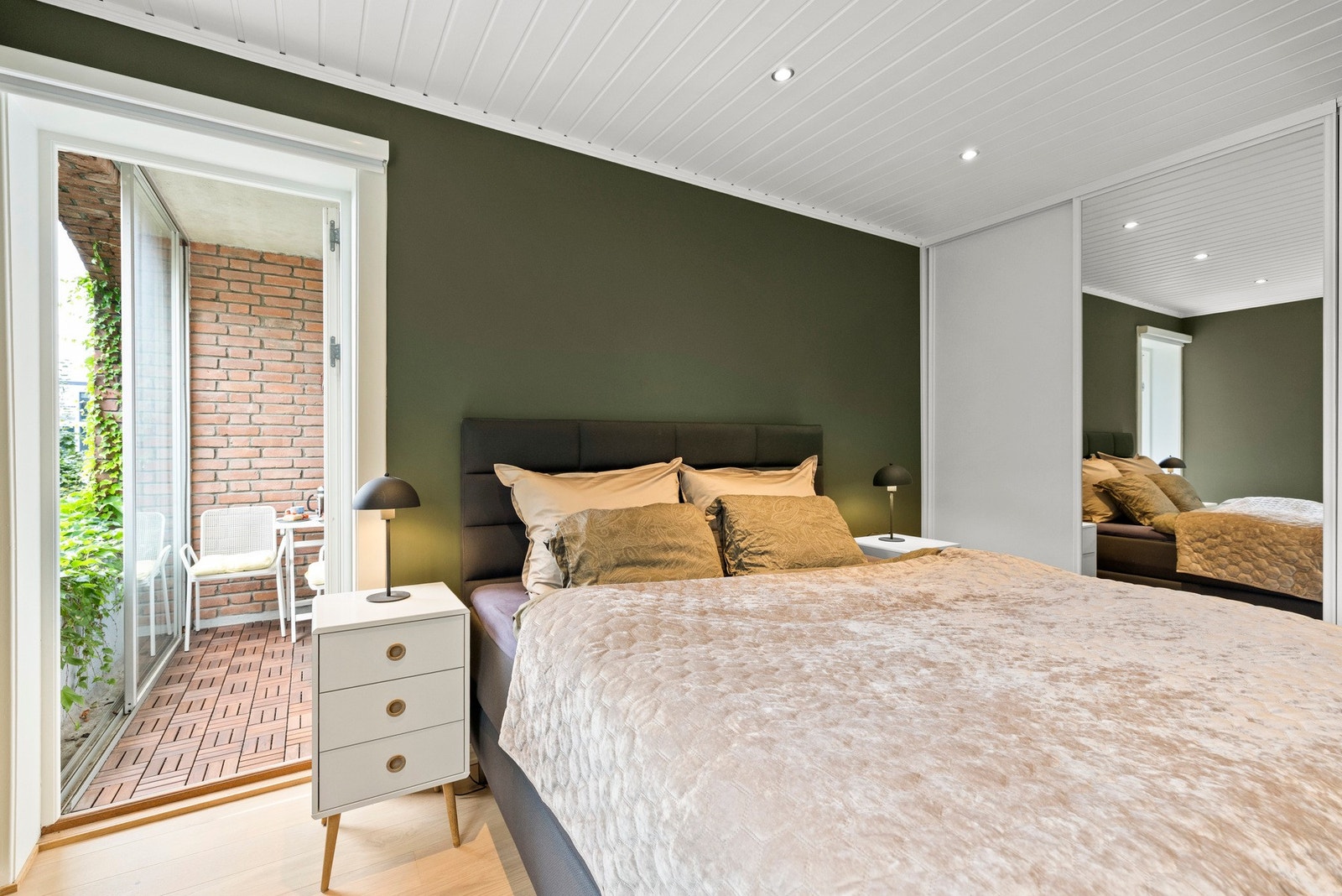 Rommet har også utgang til en sjarmerende balkong Galleribilde