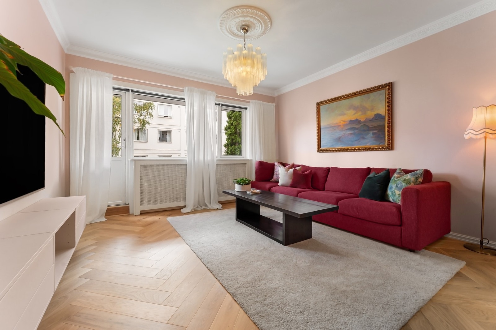 Rikelig med lysinnslipp fra store vindusflater. Galleribilde